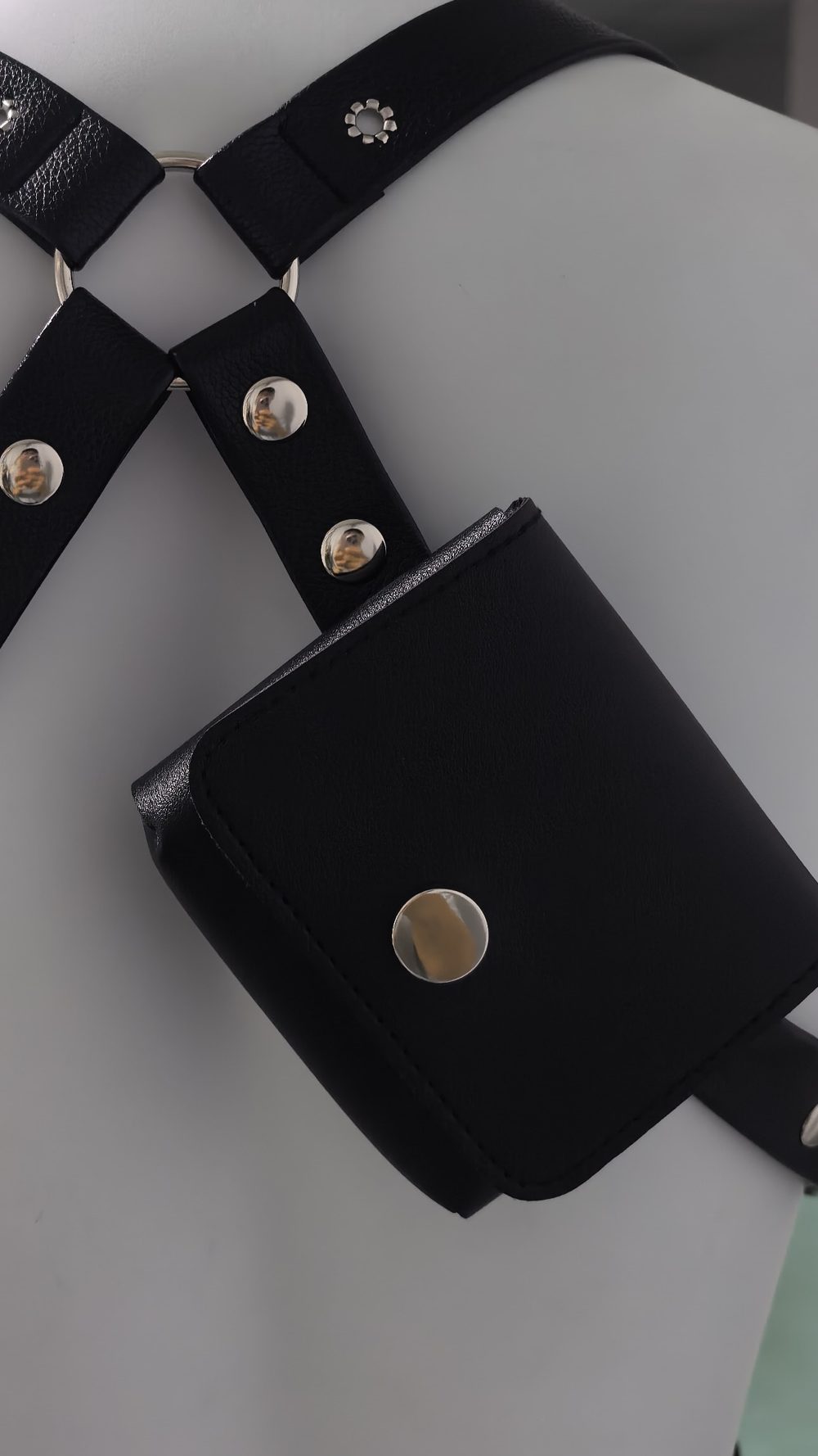 Detachable battery pouch on the back of the LED harness