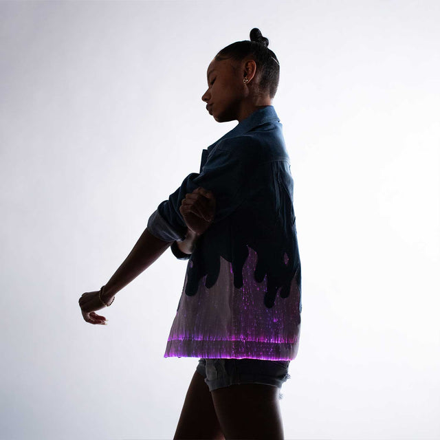 Chaqueta vaquera con llamas iluminadas